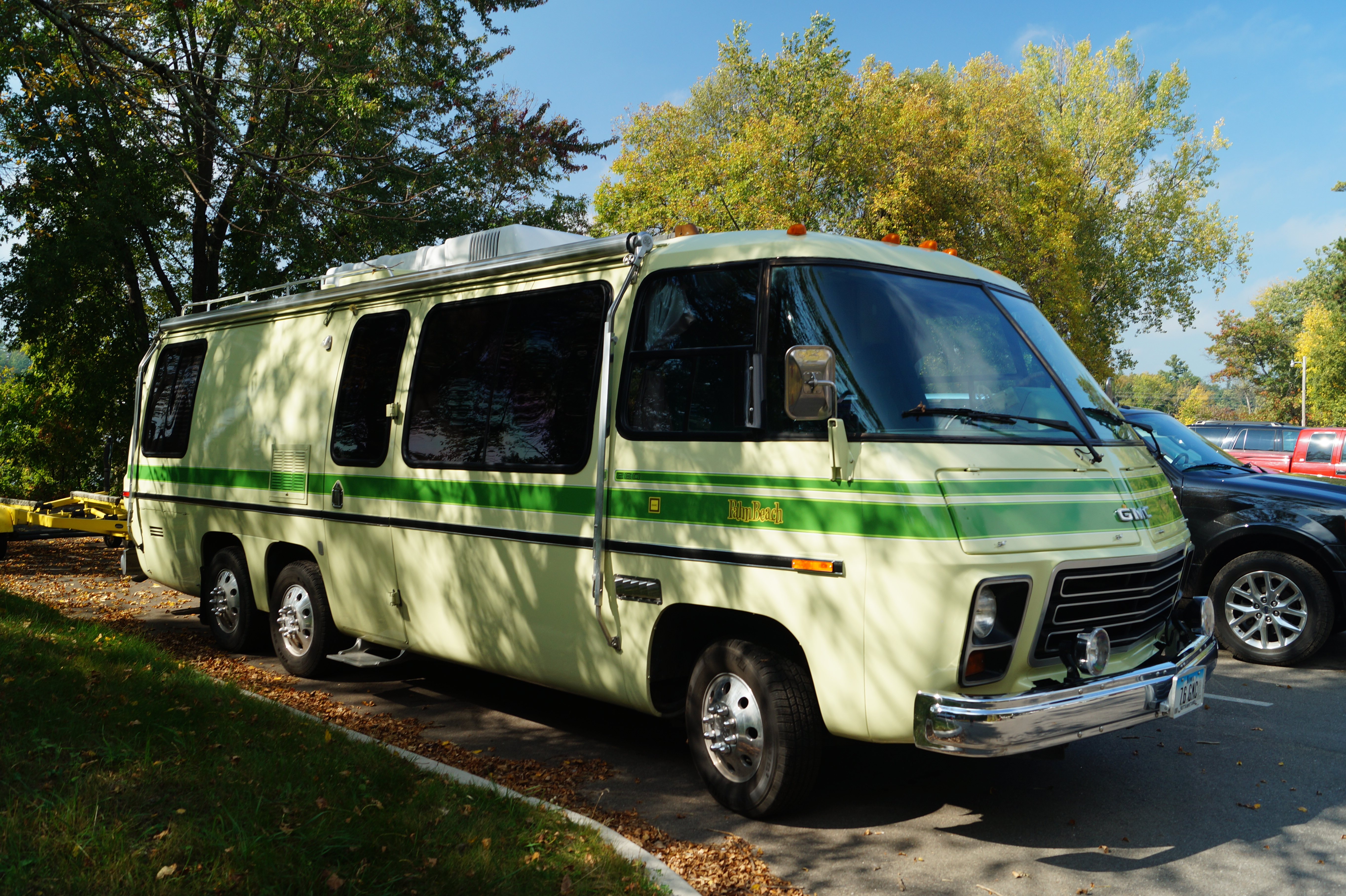 1976 GMC Palm Beach Motorhome RV — 撮影: Greg Gjerdingen（CC BY 2.0） flickr.com/photos/greggjerdingen/21117318574/