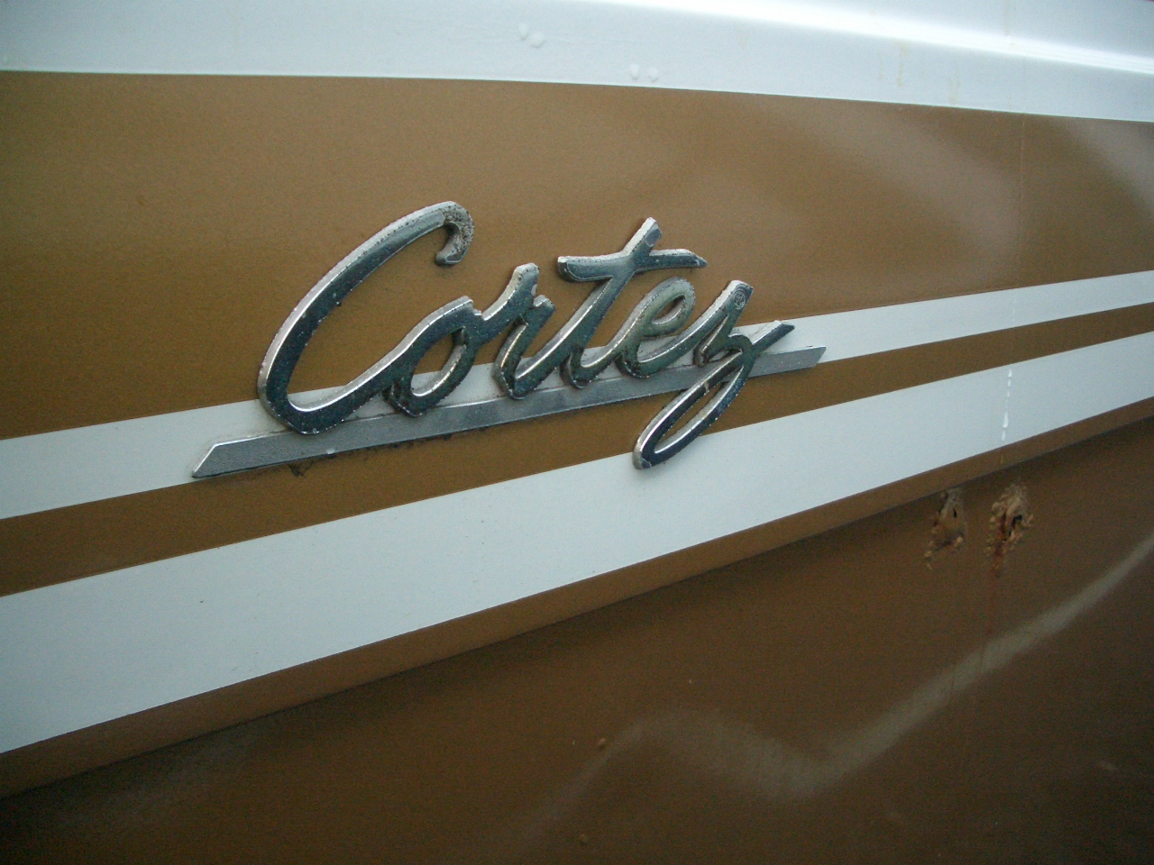 Cortez motorhome エンブレム — 撮影: Adambein(CC BY-SA 4.0) commons.wikimedia.org/wiki/File:Cortez_motorhome_emblem.jpg