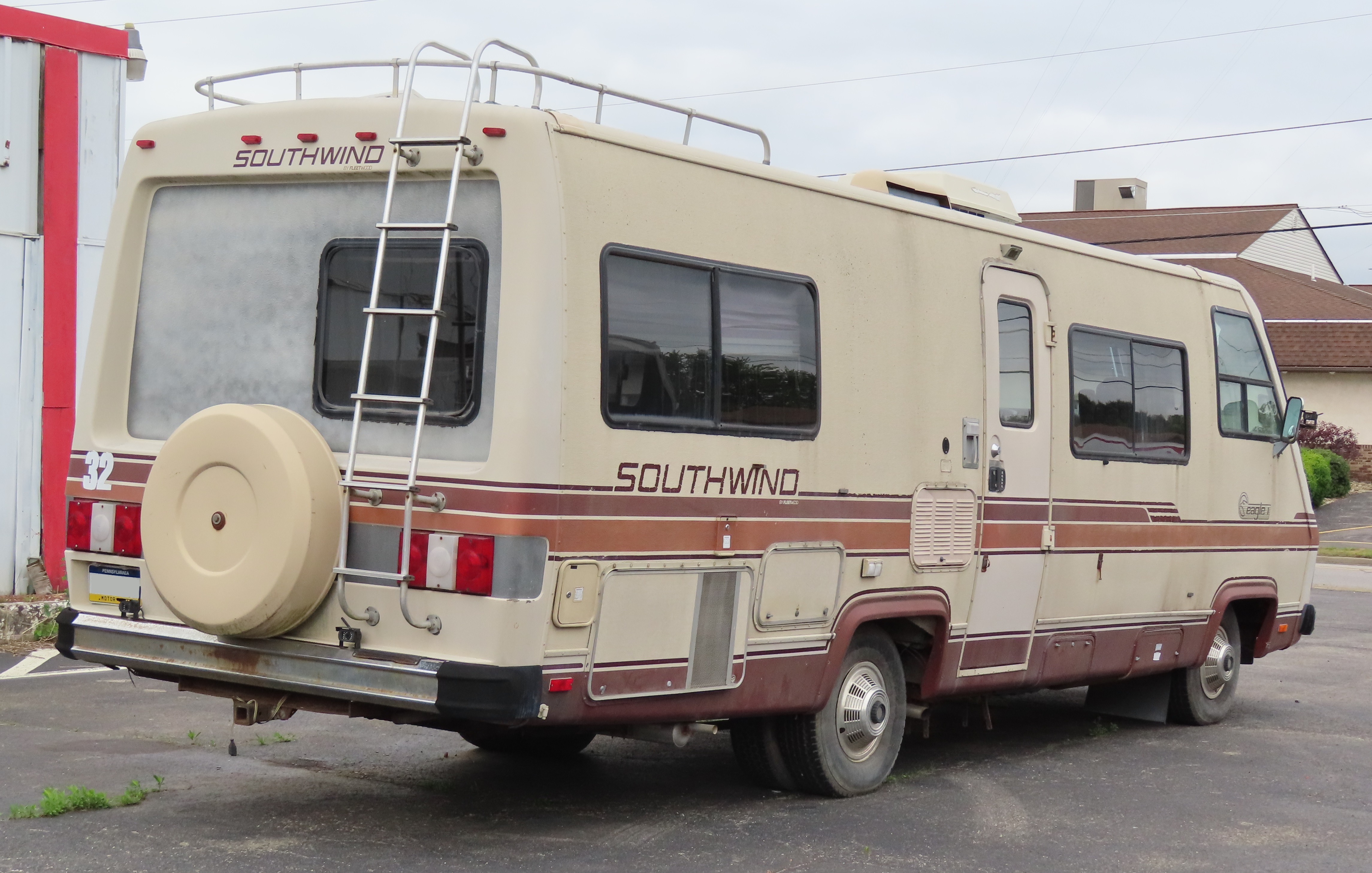 1983-1988 Fleetwood Southwind Eagle 1(リア)— 撮影: MercurySable99(CC BY-SA 4.0) commons.wikimedia.org/wiki/File:1983-1988_Fleetwood_Southwind_Eagle_1_rear.jpg
